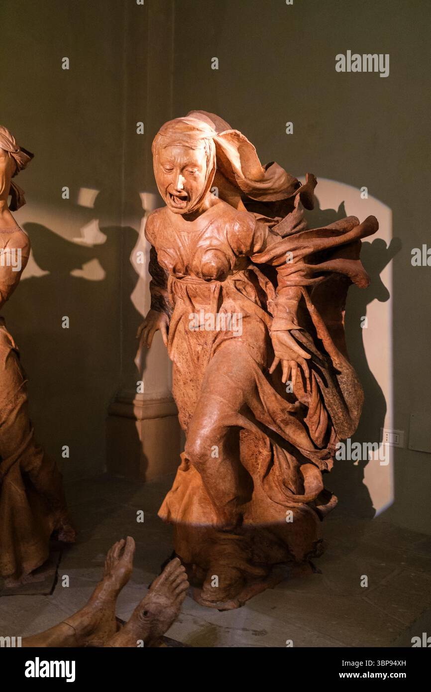 Italia: Maria Maddalena, "Lamentazione sul Cristo morto" (1463), dello scultore italiano Niccolo dell'Arca (1435-1440-1494), Santa Maria della vita, Bologna, regione Emilia-Romagna. Il Santuario di Santa Maria della vita è una chiesa cattolica romana in stile tardo barocco nel centro di Bologna, vicino a Piazza maggiore. Foto Stock