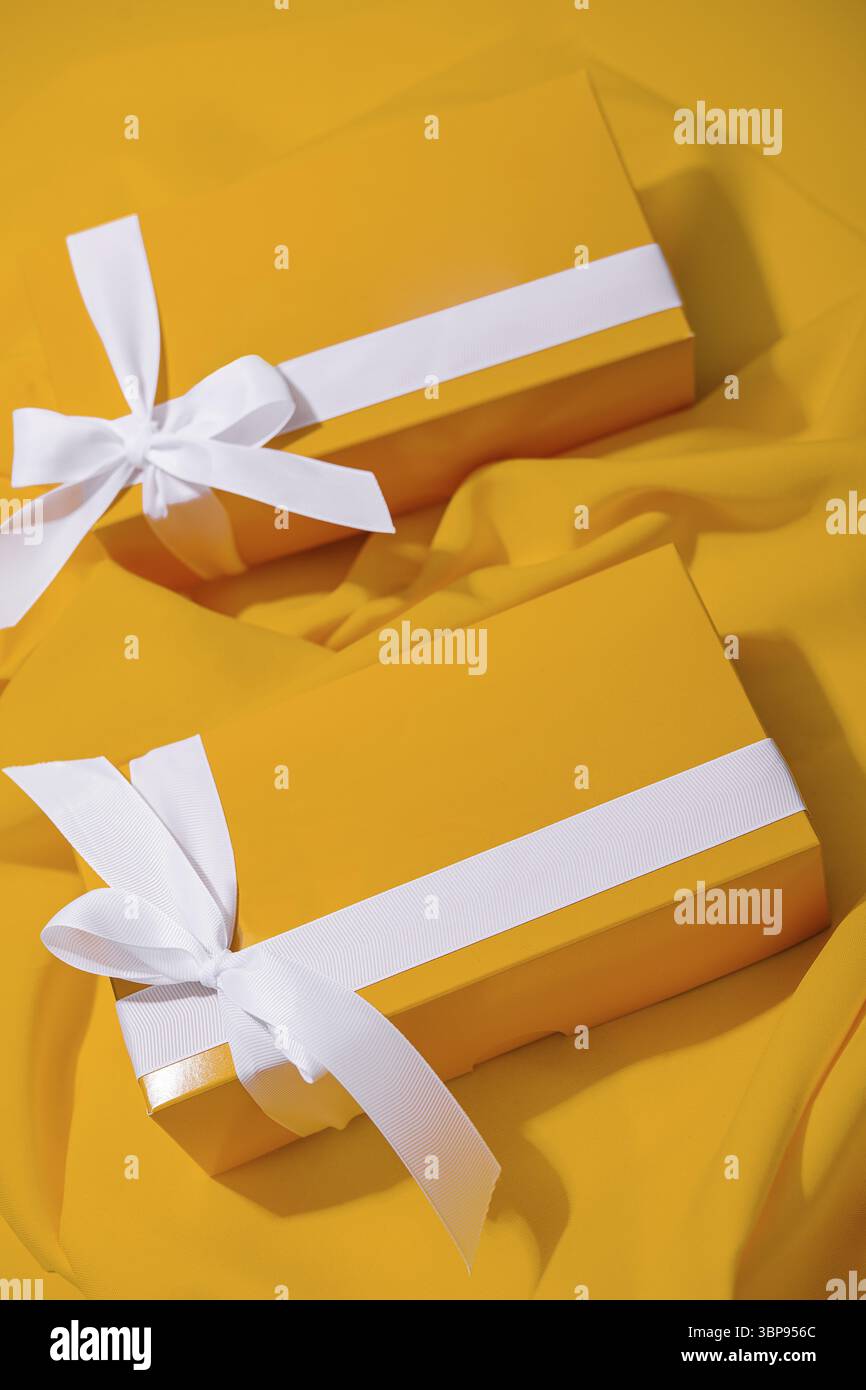 Cibo, regali gialli su sfondo giallo Foto Stock