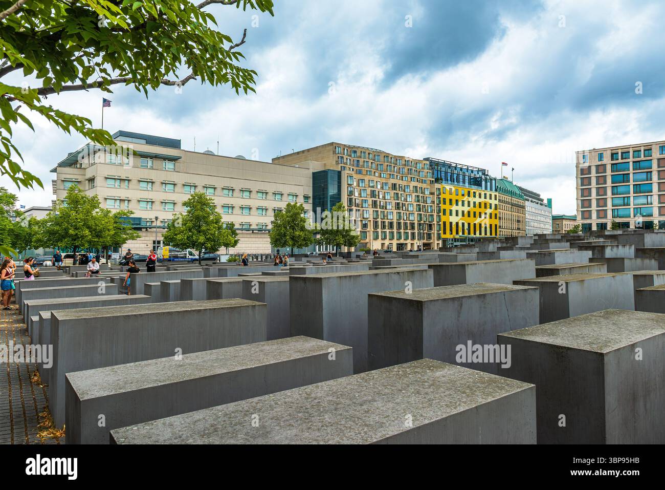 Visitatori al Memoriale degli ebrei assassinati d'Europa, Berlino, Germania Foto Stock