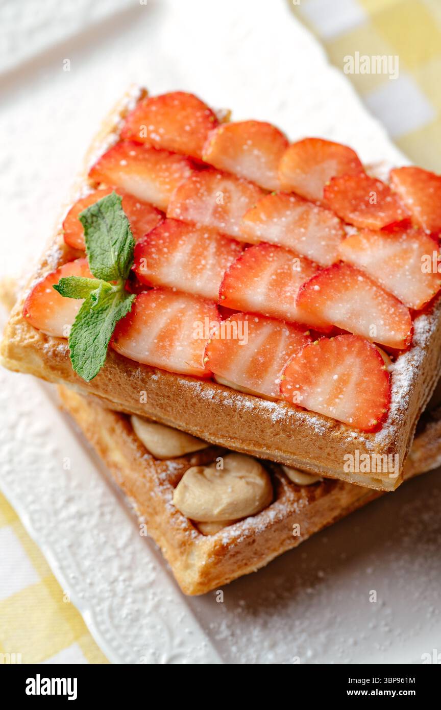 Waffle belgi con fragole e foglie di menta Foto Stock