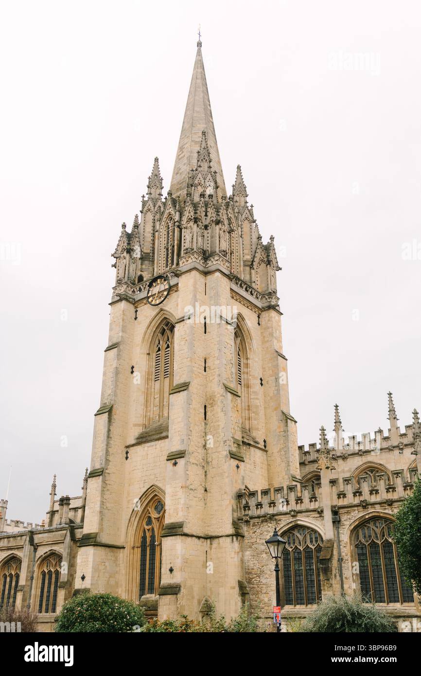 La torre gotica della chiesa e la guglia a Oxford, Inghilterra Foto Stock La torre gotica della chiesa e la guglia a Oxford, Inghilterra Foto Stock