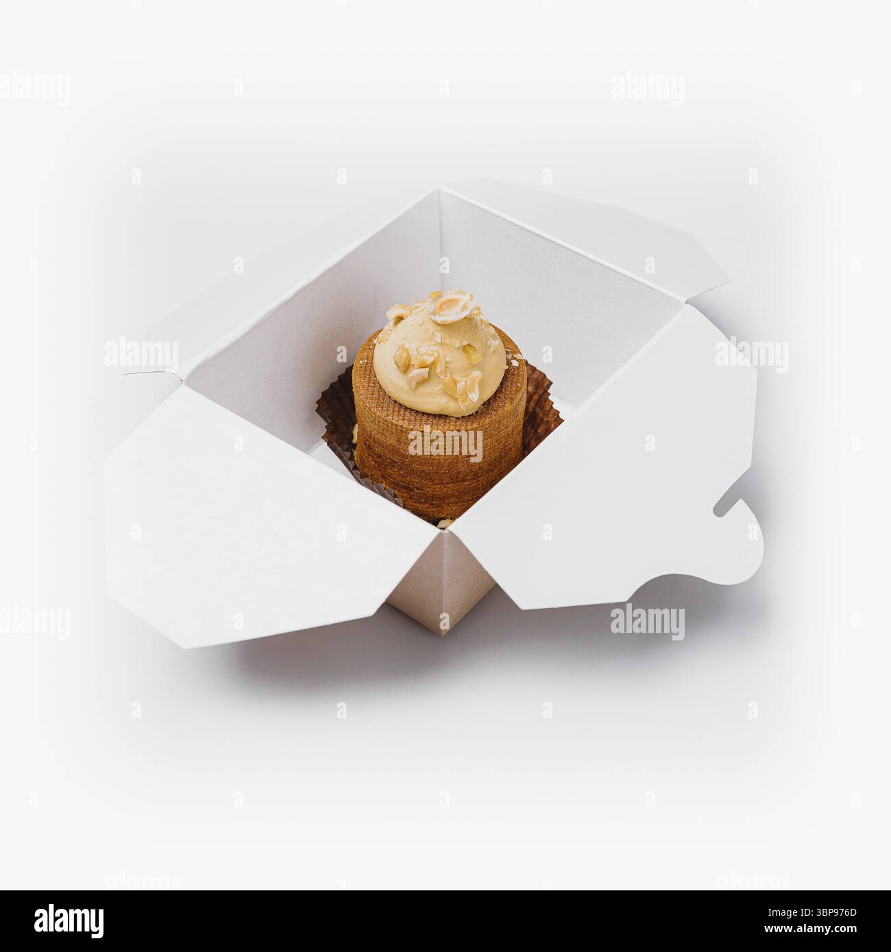 Cibo, vista dall'alto di una squisita pasticceria in un elegante contenitore aperto da asporto su sfondo bianco Foto Stock