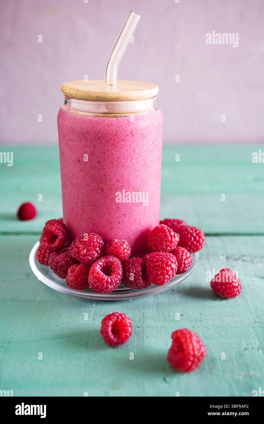 Un frullato vivace a base di lamponi freschi, ricco di antiossidanti e vitamine essenziali. Foto Stock