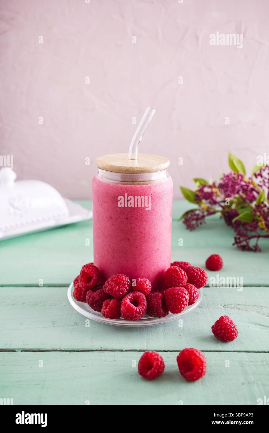 Un frullato vivace a base di lamponi freschi, ricco di antiossidanti e vitamine essenziali. Foto Stock