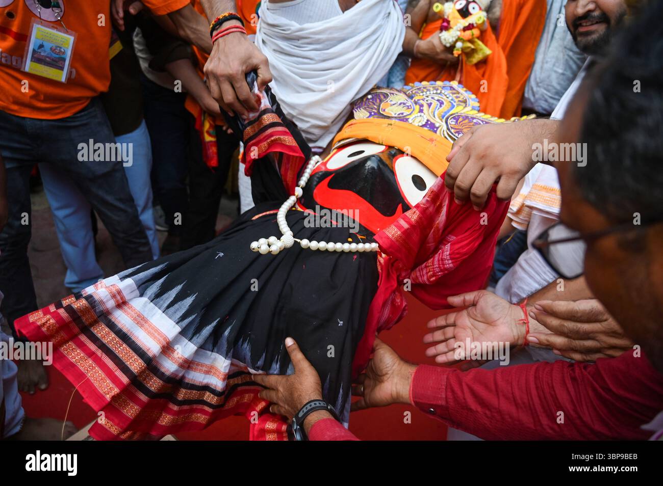NOIDA, INDIA - 6 LUGLIO: I devoti tirano il carro portando Lord Jagannath, suo fratello Balabhadra e sorella Subhadra tra le persone riunite durante la processione Jagannath Rath Yatra, nel settore 34, il 6 luglio 2025 a Noida, India. Jagannath Rath Yatra, noto anche come Chariot Festival o Shree Gundicha Yatra, è un importante festival indù celebrato ogni anno nella città costiera. Il famoso festival, solitamente celebrato in giugno-luglio, inizia quando Lord Jagannath e i suoi due fratelli - il fratello maggiore Lord Balabhadra e la sorella minore devi Subhadra sono pronti a dare il darshan al pubblico nel Carro Foto Stock