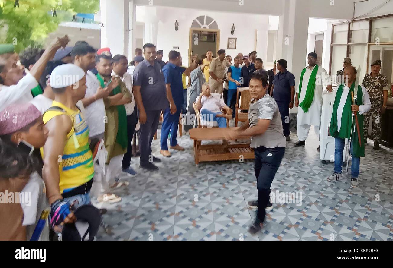 Patna, India. 6 luglio 2025. PATNA, INDIA - 6 LUGLIO: Persone musulmane che si esibiscono durante la processione di Muharram di fronte al capo RJD Lalu Prasad nella sua residenza il 6 luglio 2025 a Patna, India. (Foto di Santosh Kumar/Hindustan Times/Sipa USA ) credito: SIPA USA/Alamy Live News Foto Stock