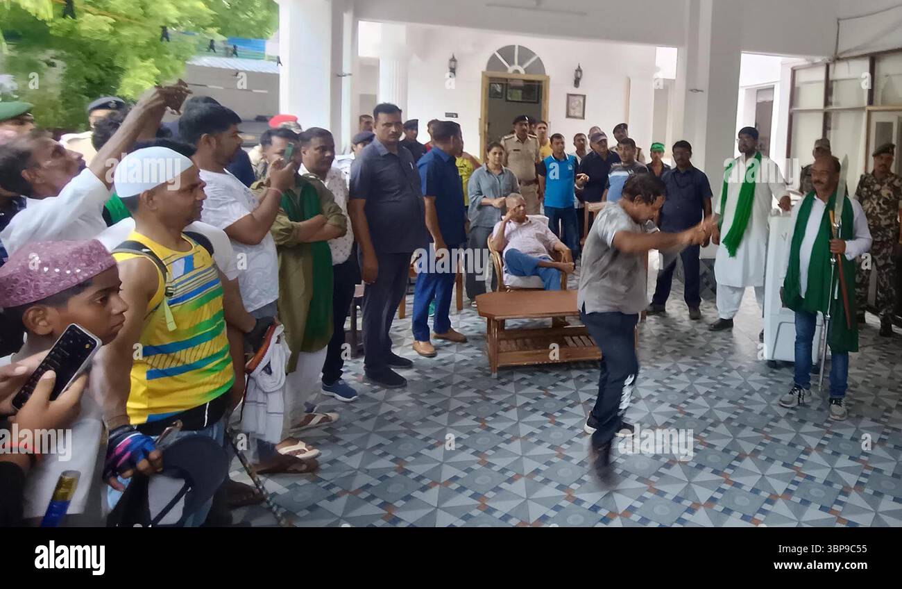 Patna, India. 6 luglio 2025. PATNA, INDIA - 6 LUGLIO: Persone musulmane che si esibiscono durante la processione di Muharram di fronte al capo RJD Lalu Prasad nella sua residenza il 6 luglio 2025 a Patna, India. (Foto di Santosh Kumar/Hindustan Times/Sipa USA ) credito: SIPA USA/Alamy Live News Foto Stock
