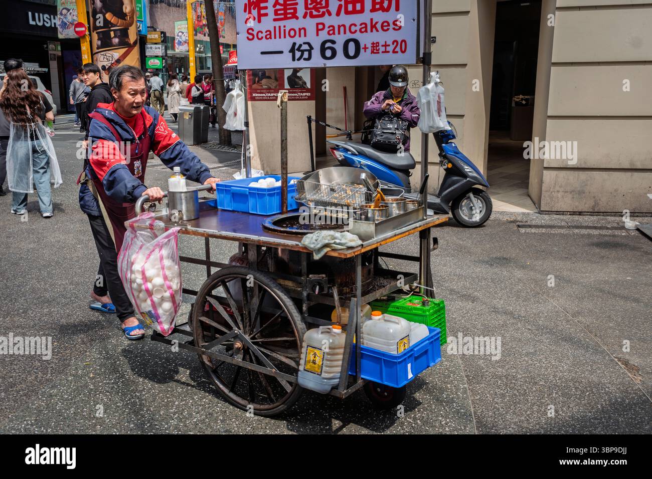 Un pancake di scalleone che vende il suo carrello attraverso il quartiere pedonale di Ximending, Taipei, Taiwan Foto Stock