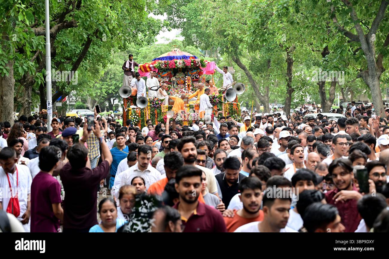 NOIDA, INDIA - 6 LUGLIO: I devoti tirano il carro portando Lord Jagannath, suo fratello Balabhadra e sorella Subhadra tra le persone riunite durante la processione Jagannath Rath Yatra, nel settore 34, il 6 luglio 2025 a Noida, India. Jagannath Rath Yatra, noto anche come Chariot Festival o Shree Gundicha Yatra, è un importante festival indù celebrato ogni anno nella città costiera. Il famoso festival, solitamente celebrato in giugno-luglio, inizia quando Lord Jagannath e i suoi due fratelli - il fratello maggiore Lord Balabhadra e la sorella minore devi Subhadra sono pronti a dare il darshan al pubblico nel Carro Foto Stock