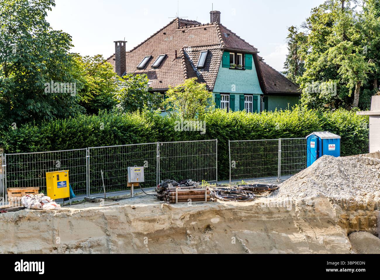 Nelle immediate vicinanze della casa mia e Hermann Hesse, è stato scavato un pozzo di scavo che minaccia l'approvvigionamento naturale delle acque sotterranee al giardino delle case mia e Hermann Hesse. Erlenlohweg, Gaienhofen, Baden-Württemberg, Germania Foto Stock