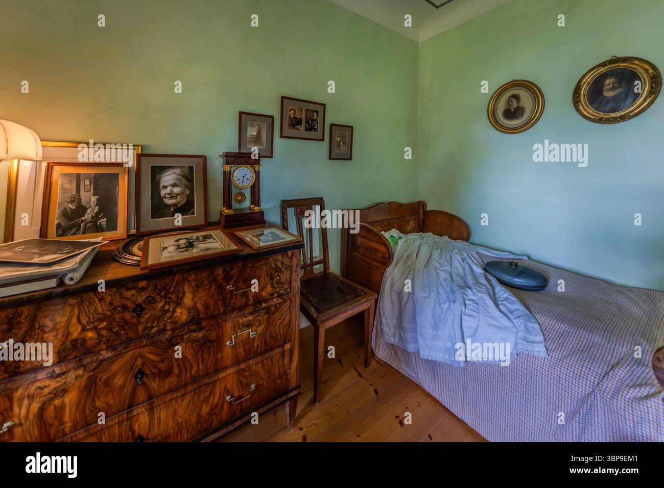 Camera da letto con cassettiera nella casa mia e Hermann Hesse a Gaienhofen con una foto ritratto di mia Hesse, che era lei stessa una fotografa professionista formata a Monaco e Berlino. Mia Hesse ha aperto uno studio per la fotografia di ritratti con sua sorella a Basilea nel 1902. Hermann-Hesse-Weg, Gaienhofen, Baden-Württemberg, Germania Foto Stock