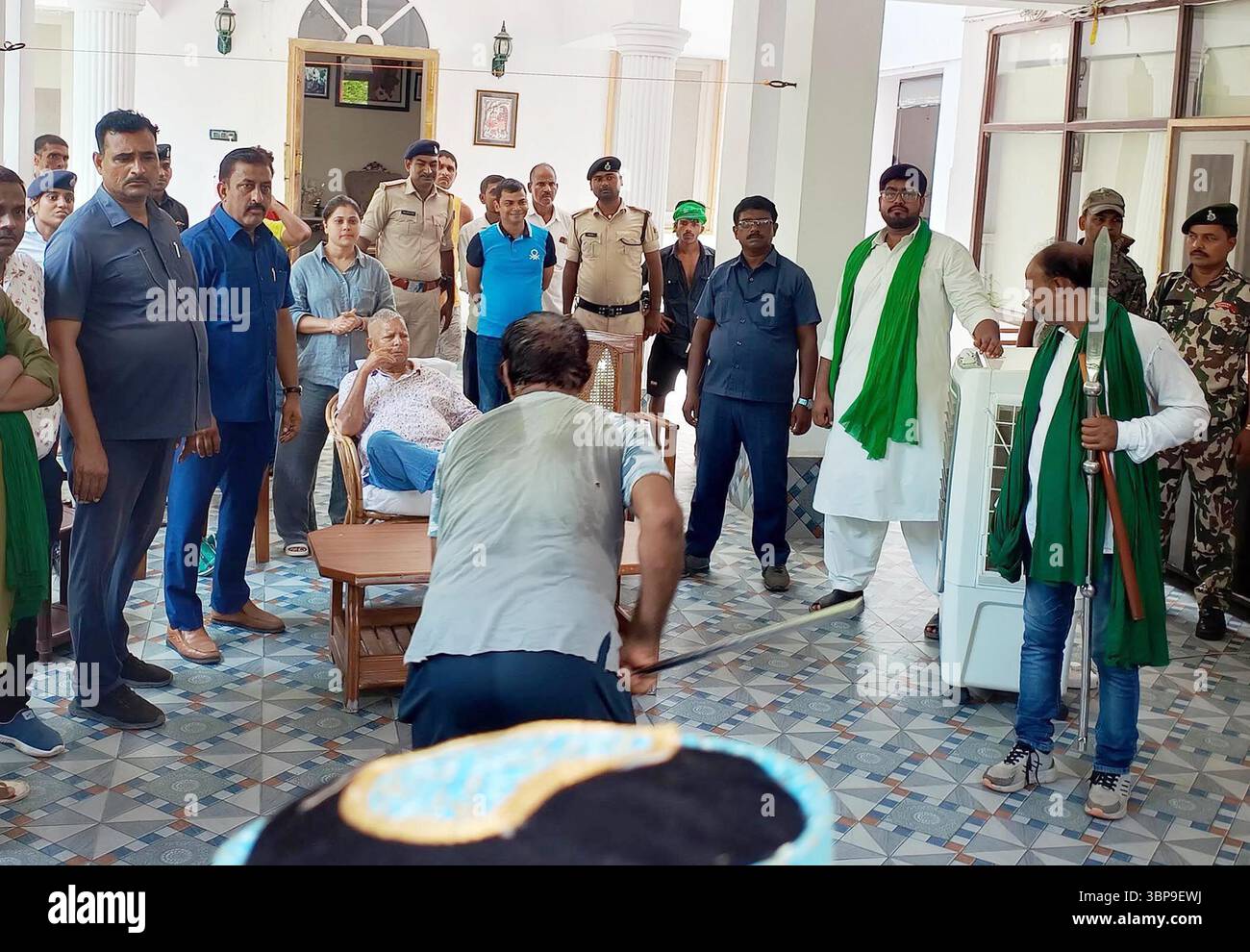 Patna, India. 6 luglio 2025. PATNA, INDIA - 6 LUGLIO: Persone musulmane che si esibiscono durante la processione di Muharram di fronte al capo RJD Lalu Prasad nella sua residenza il 6 luglio 2025 a Patna, India. (Foto di Santosh Kumar/Hindustan Times/Sipa USA ) credito: SIPA USA/Alamy Live News Foto Stock