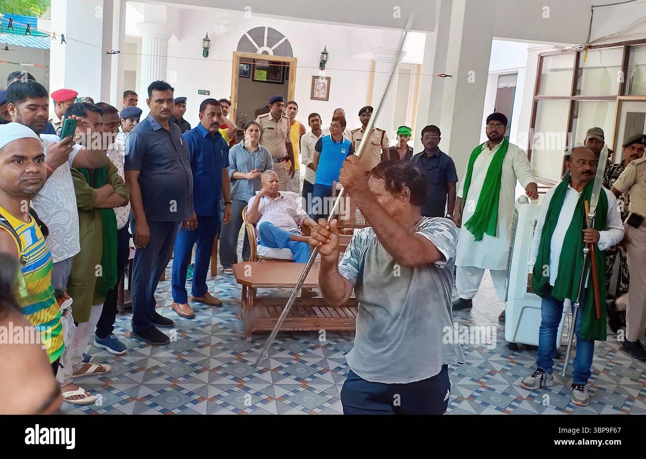 Patna, India. 6 luglio 2025. PATNA, INDIA - 6 LUGLIO: Persone musulmane che si esibiscono durante la processione di Muharram di fronte al capo RJD Lalu Prasad nella sua residenza il 6 luglio 2025 a Patna, India. (Foto di Santosh Kumar/Hindustan Times/Sipa USA ) credito: SIPA USA/Alamy Live News Foto Stock