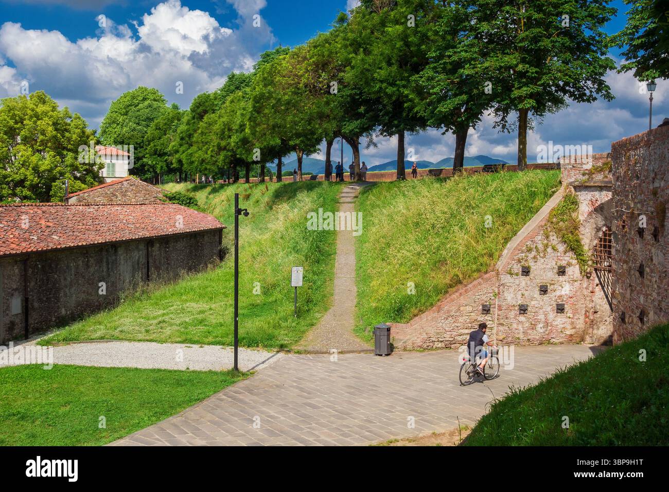 Vita cittadina sulle mura di Lucca Foto Stock