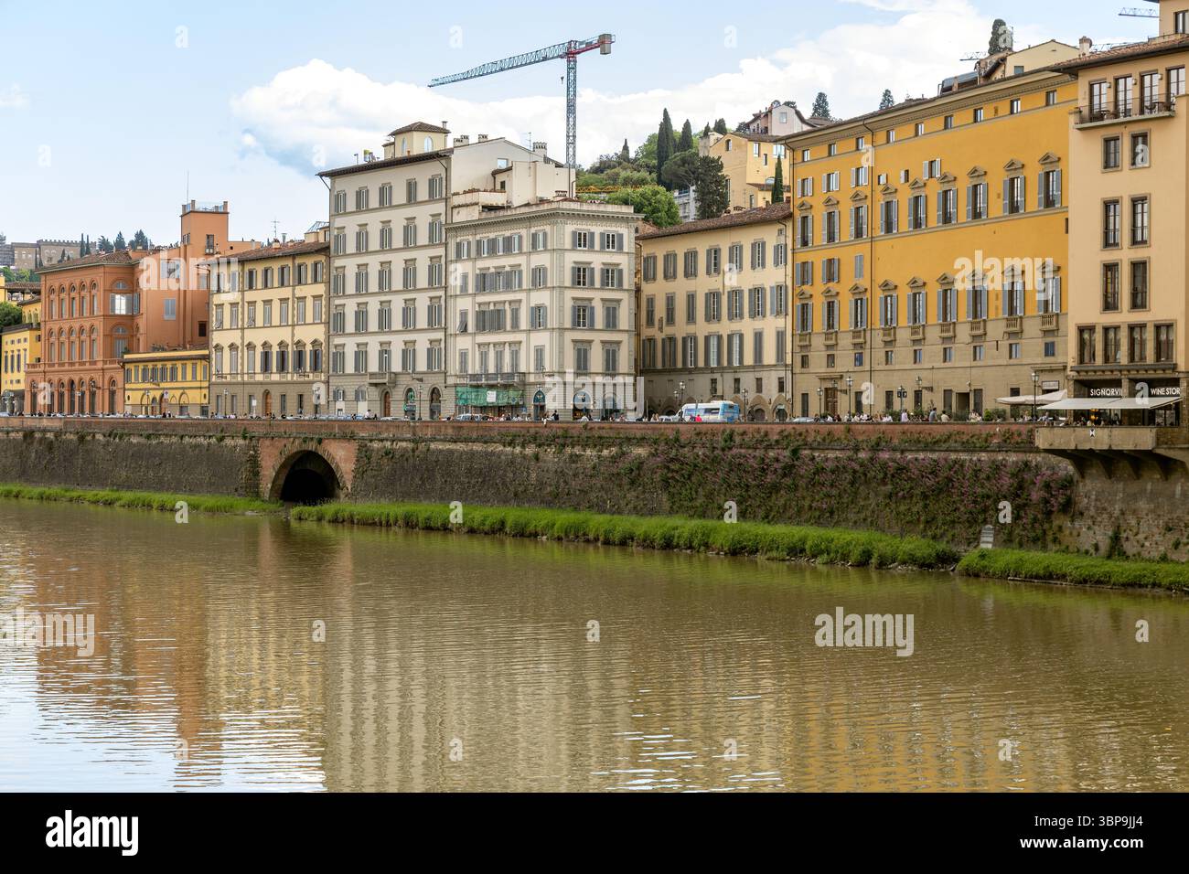 Firenze, Italia - 10 maggio 2025: Tradizionali edifici colorati lungo il fiume Arno nel centro di Firenze Foto Stock