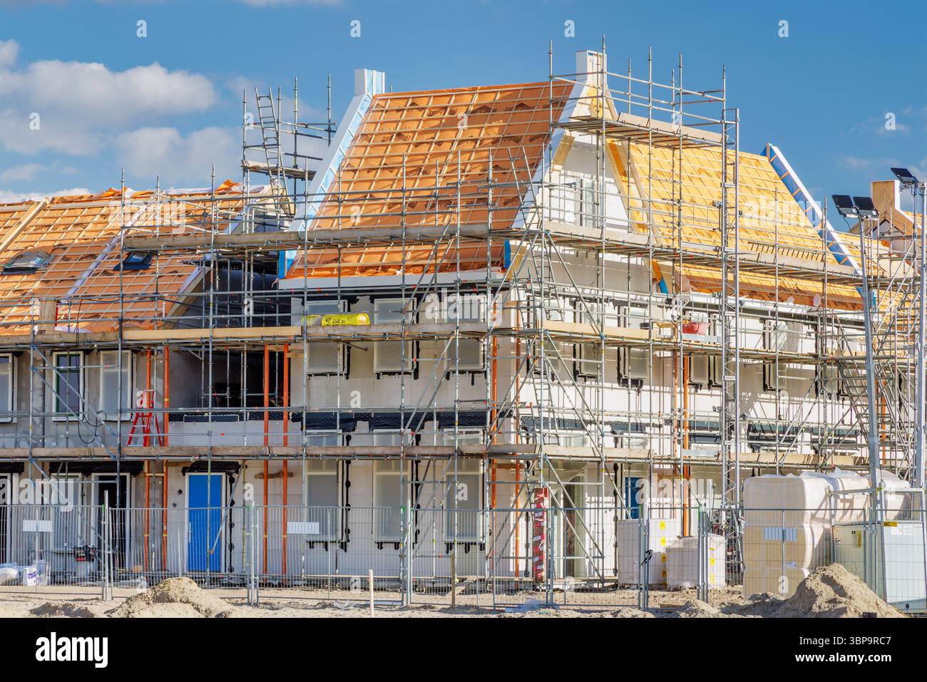 Harderwijk, Paesi Bassi - 26 febbraio 2025: Costruzione di nuove case familiari contemporanee nei Paesi Bassi Foto Stock