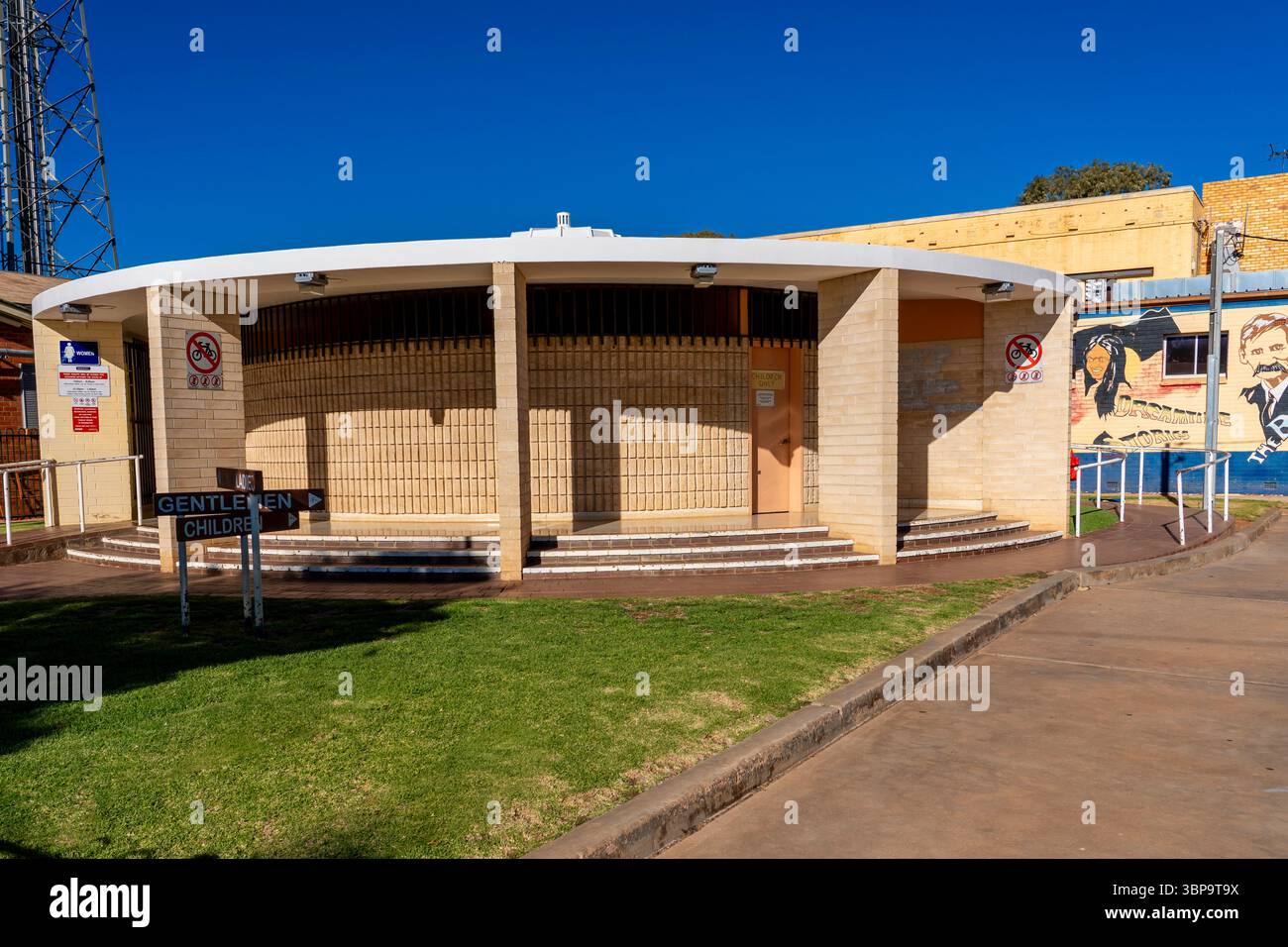 Un bagno pubblico e doccia in stile Googie della metà del secolo nel centro di Broken Hill, nell'estremo ovest del nuovo Galles del Sud, Australia Foto Stock