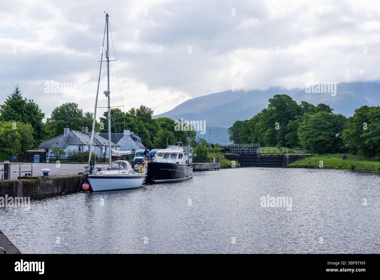 Due barche ormeggiate nella chiusa inferiore del canale Caledonian a Corpach vicino a Fort William, Scozia, Regno Unito. Foto Stock