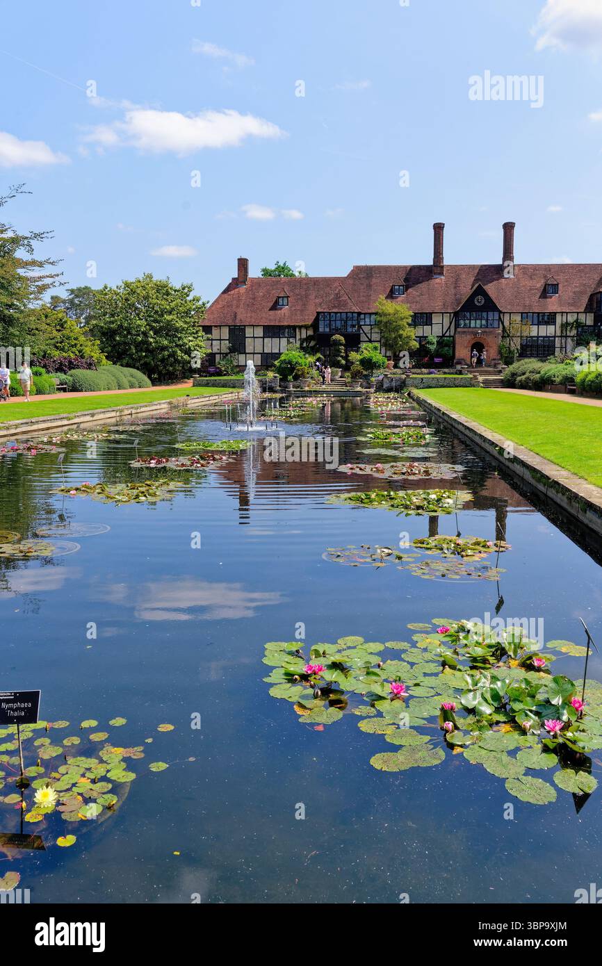 L'edificio e il canale dell'Old Laboratory presso l'RHS Gardens Wisley in un giorno di sole estati, Surrey, Inghilterra, Regno Unito Foto Stock