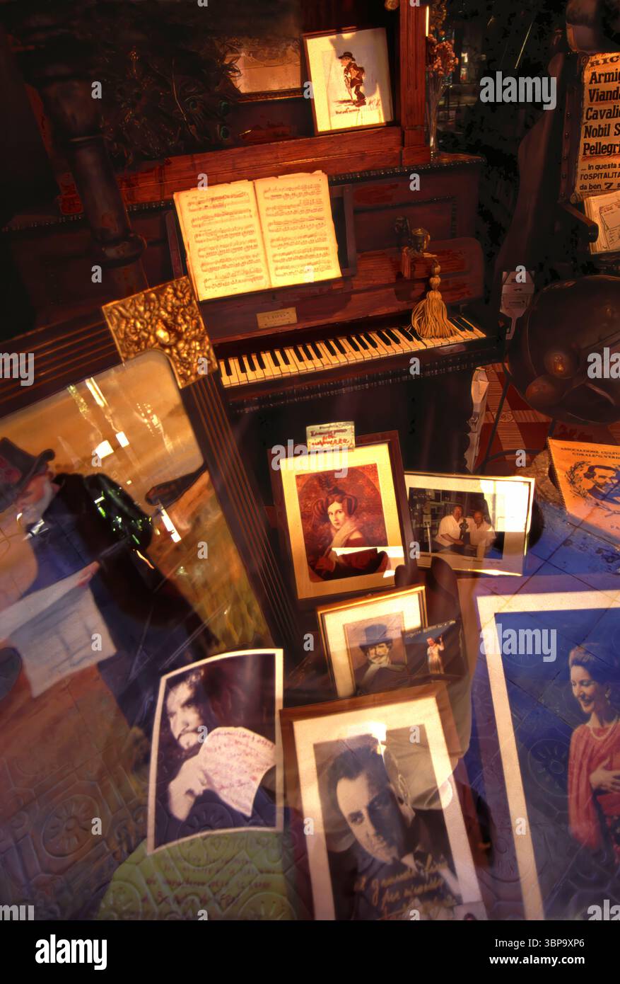 Vetrine in onore di Giuseppe Verdi, con immagini di cantanti lirici e spettacoli, Busseto, provincia di Parma, Emilia-Romagna, Italia, Europa Foto Stock