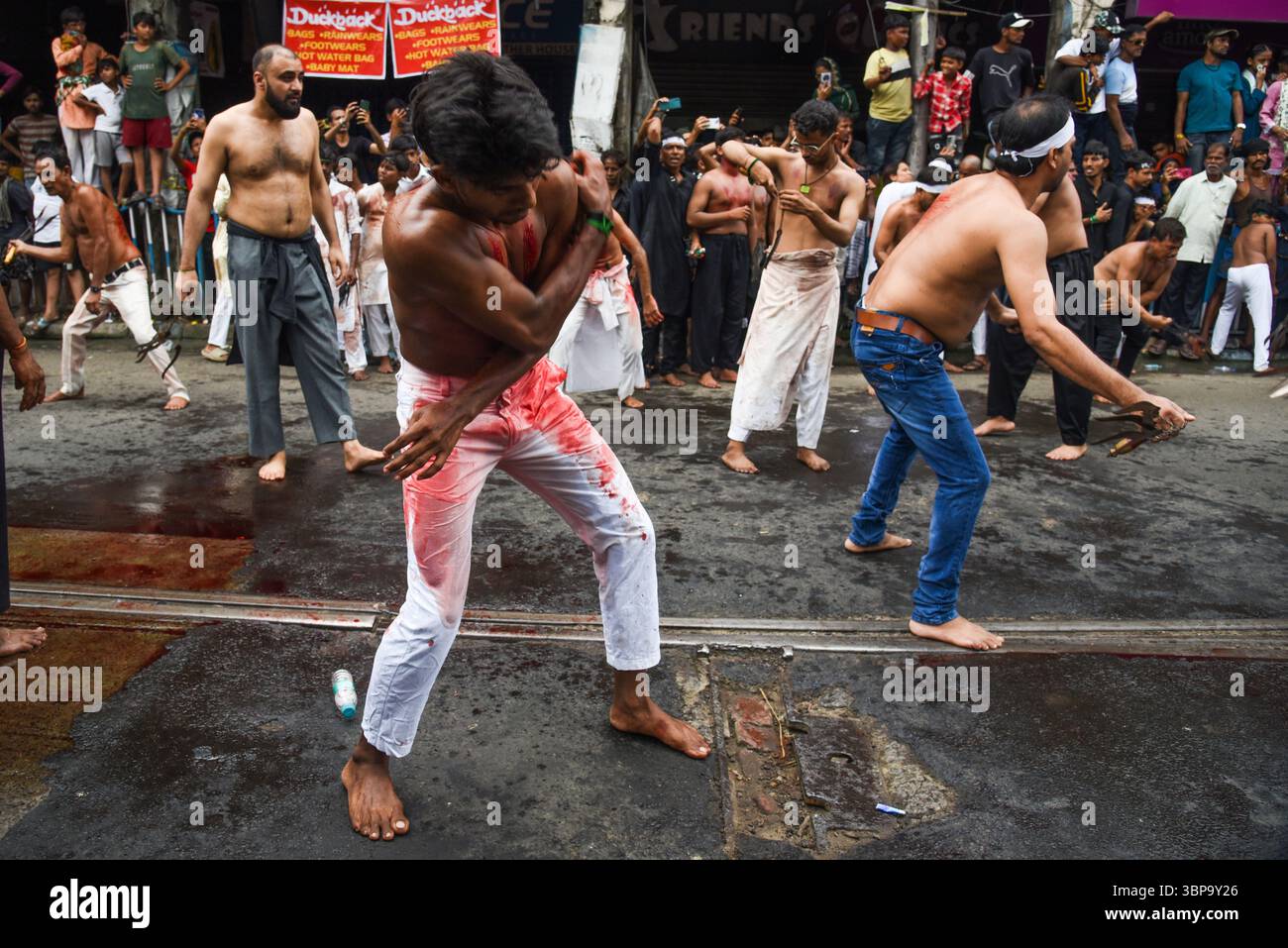I musulmani sciiti osservano Yaum-e-Ashura, il decimo giorno di Muharram. Il giorno segna uno degli eventi più significativi del calendario islamico, commemorando il martirio di Imam Hussain nella battaglia di Karbala. I lori partecipano a una solenne processione tazia, esprimendo dolore e rendendo omaggio attraverso rituali tradizionali e ricordi a Calcutta, India, il 6,2025 luglio. Foto di Debajyoti Chakraborty. (Foto: Debajyoti Chakraborty/News Images) a Calcutta, India il 6/7/2025. (Foto di Debajyoti Chakraborty/News Images/Sipa USA) Foto Stock