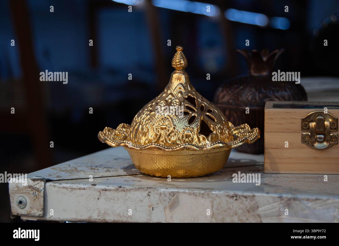 Tradizionale ciotola turca in rame con una finitura dorata lucida, che riflette la squisita maestria artigianale e l'eleganza. Foto Stock
