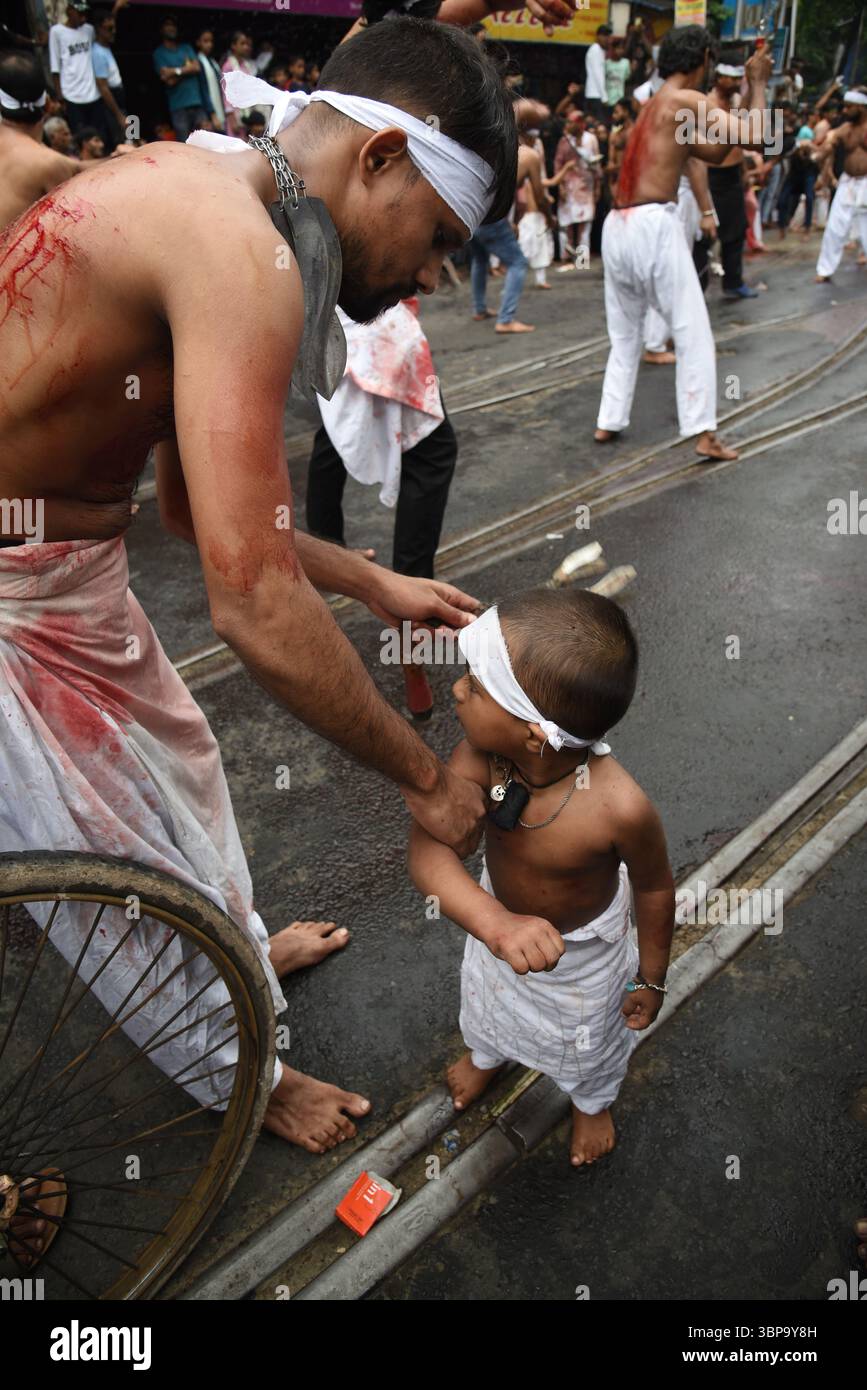 Kolkata, India. 6 luglio 2025. I musulmani sciiti osservano Yaum-e-Ashura, il decimo giorno di Muharram. Il giorno segna uno degli eventi più significativi del calendario islamico, commemorando il martirio di Imam Hussain nella battaglia di Karbala. I lori partecipano a una solenne processione tazia, esprimendo dolore e rendendo omaggio attraverso rituali tradizionali e ricordi a Kolkata, India, il 6 luglio 2025. Foto di Debajyoti Chakraborty. (Foto: Debajyoti Chakraborty/News Images) a Kolkata, India il 6/7/2025. (Foto di Debajyoti Chakraborty/News Images/Sipa USA) credito: SIPA USA/Alamy Live News Foto Stock