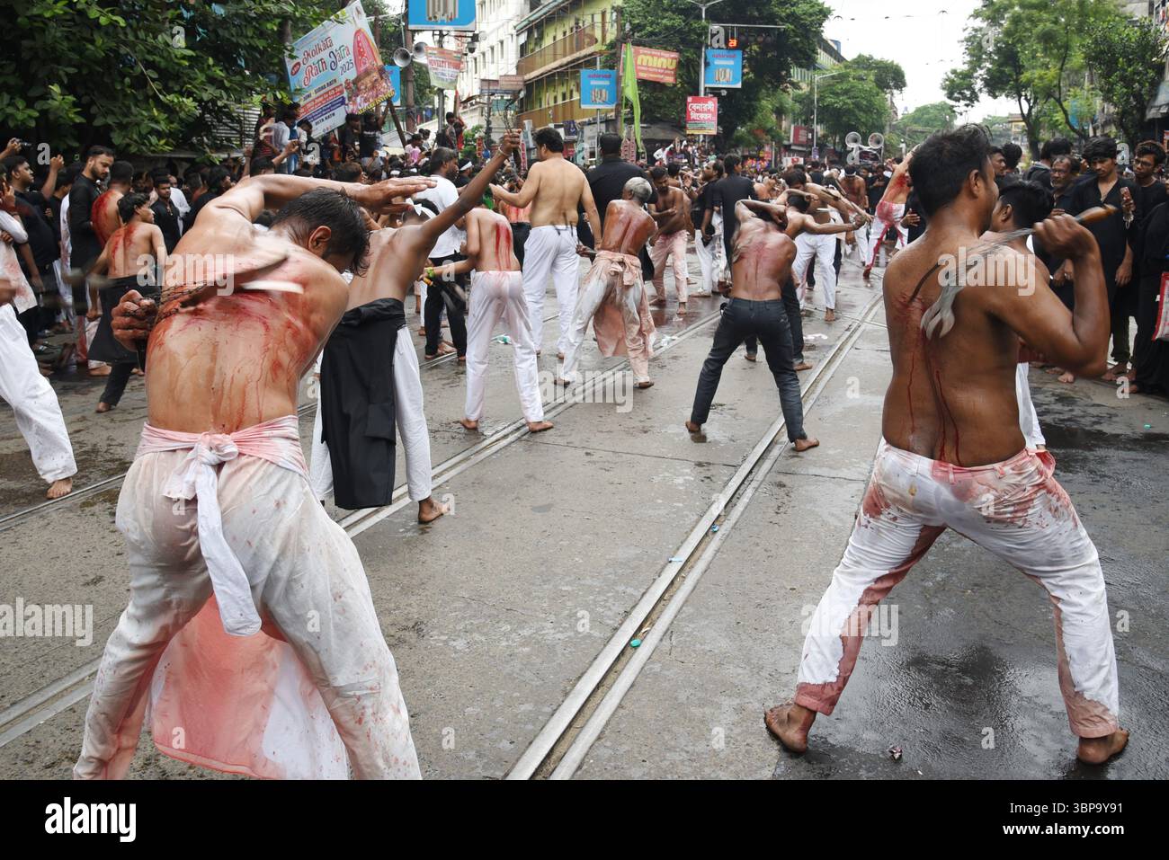Kolkata, India. 6 luglio 2025. I musulmani sciiti osservano Yaum-e-Ashura, il decimo giorno di Muharram. Il giorno segna uno degli eventi più significativi del calendario islamico, commemorando il martirio di Imam Hussain nella battaglia di Karbala. I lori partecipano a una solenne processione tazia, esprimendo dolore e rendendo omaggio attraverso rituali tradizionali e ricordi a Kolkata, India, il 6 luglio 2025. Foto di Debajyoti Chakraborty. (Foto: Debajyoti Chakraborty/News Images) a Kolkata, India il 6/7/2025. (Foto di Debajyoti Chakraborty/News Images/Sipa USA) credito: SIPA USA/Alamy Live News Foto Stock
