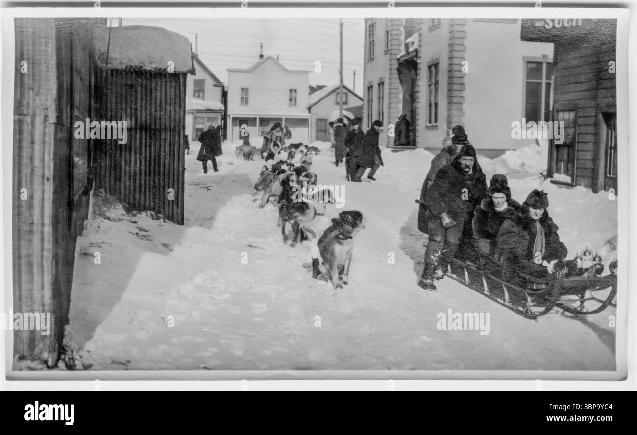 I cani hanno svolto un ruolo vitale nella vita quotidiana a nome, Alaska, intorno al 1906-1907, servendo come principale mezzo di trasporto invernale attraverso l'aspro e remoto paesaggio artico. Nome, una città in piena espansione della corsa all'oro all'epoca, si affidava molto alle squadre di cani da slitta per trasportare rifornimenti, posta e persone tra campi minerari, villaggi e costa, soprattutto quando ghiaccio e neve rendevano impossibile altri viaggi. Foto Stock