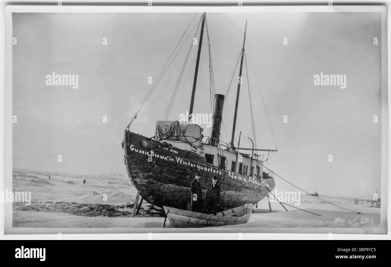 La nave "Gussie Brown" era originariamente chiamata "Dawson City". Costruito nel 1898 a San Francisco per la California-Alaska Mining and Transport Company, ma nel 1903 era stato rinominato "Gussie Brown". Questa foto è stata scattata intorno al 1906-1907, quando nome era una città in piena corsa all'oro. Foto Stock