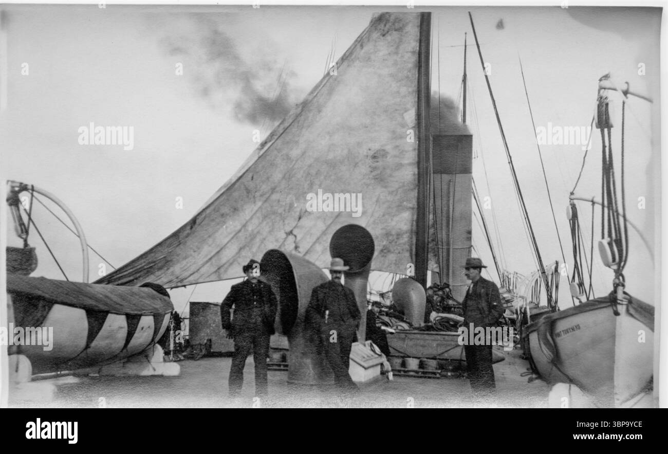 Uomini a bordo di una nave a vapore trovata per nome, Alaska. Foto scattate intorno al 1906-1907, quando nome era una città in piena corsa all'oro. Foto Stock