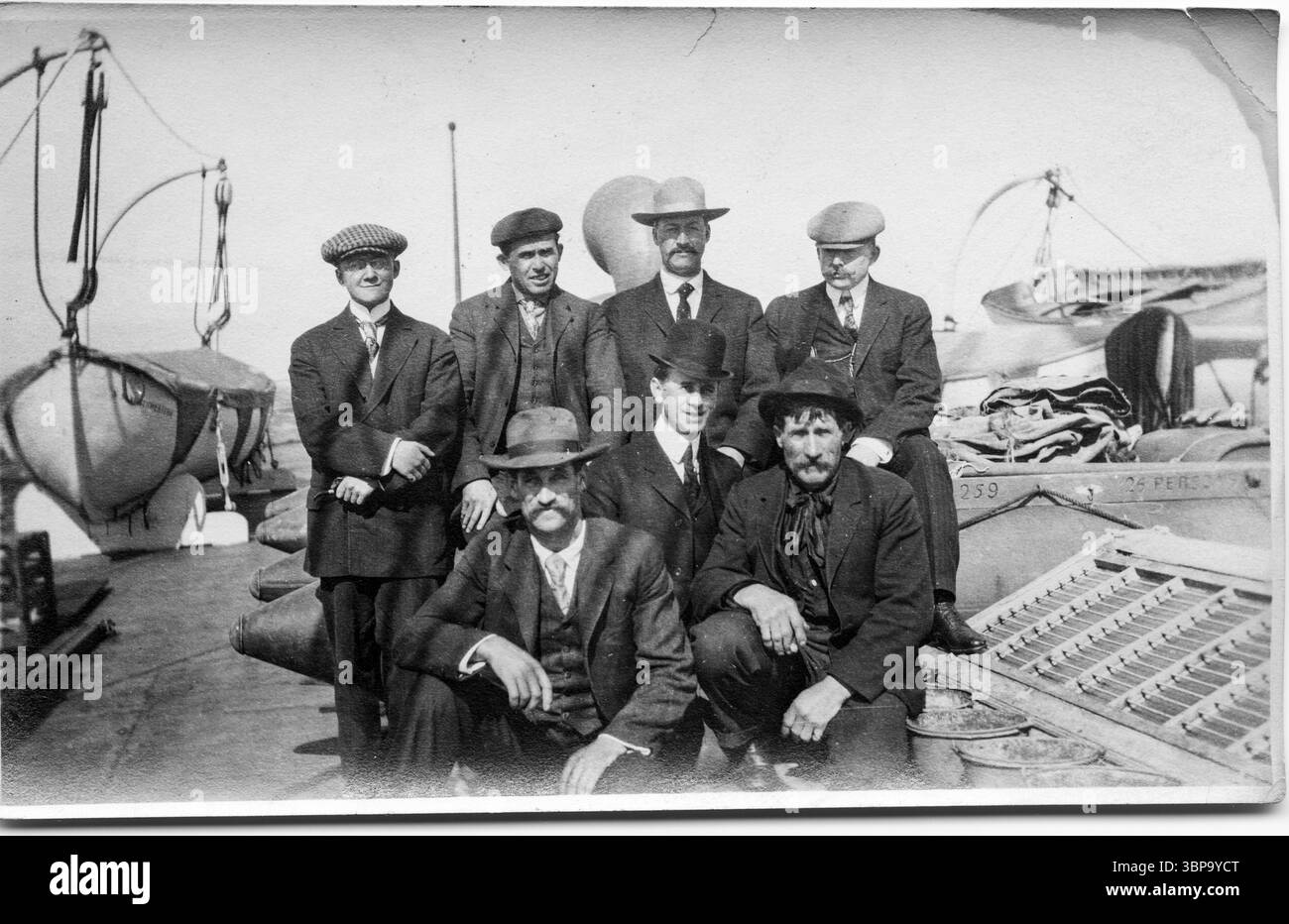Uomini a bordo di una nave a vapore trovata per nome, Alaska. Foto scattate intorno al 1906-1907, quando nome era una città in piena corsa all'oro. Foto Stock