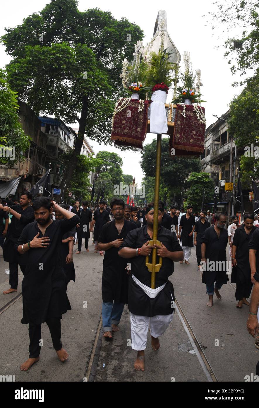 Kolkata, India. 6 luglio 2025. I musulmani sciiti partecipano a una processione religiosa per celebrare l'Ashura durante una processione Muharram a Kolkata, India, il 6 luglio 2025. Foto di Debajyoti Chakraborty. (Foto: Debajyoti Chakraborty/News Images) a Kolkata, India il 6/7/2025. (Foto di Debajyoti Chakraborty/News Images/Sipa USA) credito: SIPA USA/Alamy Live News Foto Stock