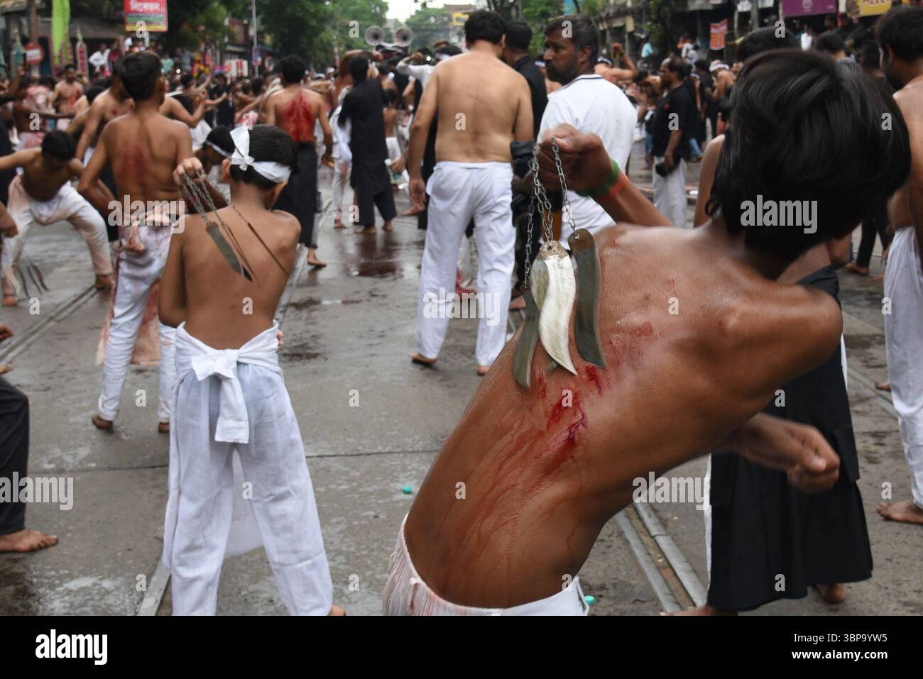 I musulmani sciiti osservano Yaum-e-Ashura, il decimo giorno di Muharram. Il giorno segna uno degli eventi più significativi del calendario islamico, commemorando il martirio di Imam Hussain nella battaglia di Karbala. I lori partecipano a una solenne processione tazia, esprimendo dolore e rendendo omaggio attraverso rituali tradizionali e ricordi a Calcutta, India, il 6,2025 luglio. Foto di Debajyoti Chakraborty. (Foto: Debajyoti Chakraborty/News Images) a Calcutta, India il 6/7/2025. (Foto di Debajyoti Chakraborty/News Images/Sipa USA) Foto Stock