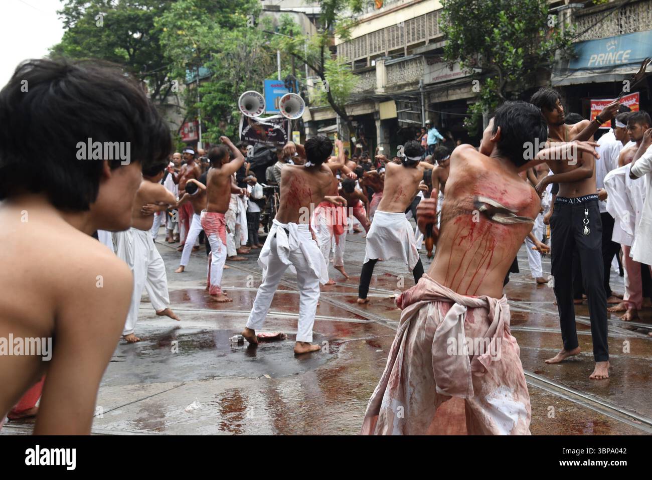 Kolkata, India. 6 luglio 2025. I musulmani sciiti osservano Yaum-e-Ashura, il decimo giorno di Muharram. Il giorno segna uno degli eventi più significativi del calendario islamico, commemorando il martirio di Imam Hussain nella battaglia di Karbala. I lori partecipano a una solenne processione tazia, esprimendo dolore e rendendo omaggio attraverso rituali tradizionali e ricordi a Kolkata, India, il 6 luglio 2025. Foto di Debajyoti Chakraborty. (Foto: Debajyoti Chakraborty/News Images) a Kolkata, India il 6/7/2025. (Foto di Debajyoti Chakraborty/News Images/Sipa USA) credito: SIPA USA/Alamy Live News Foto Stock
