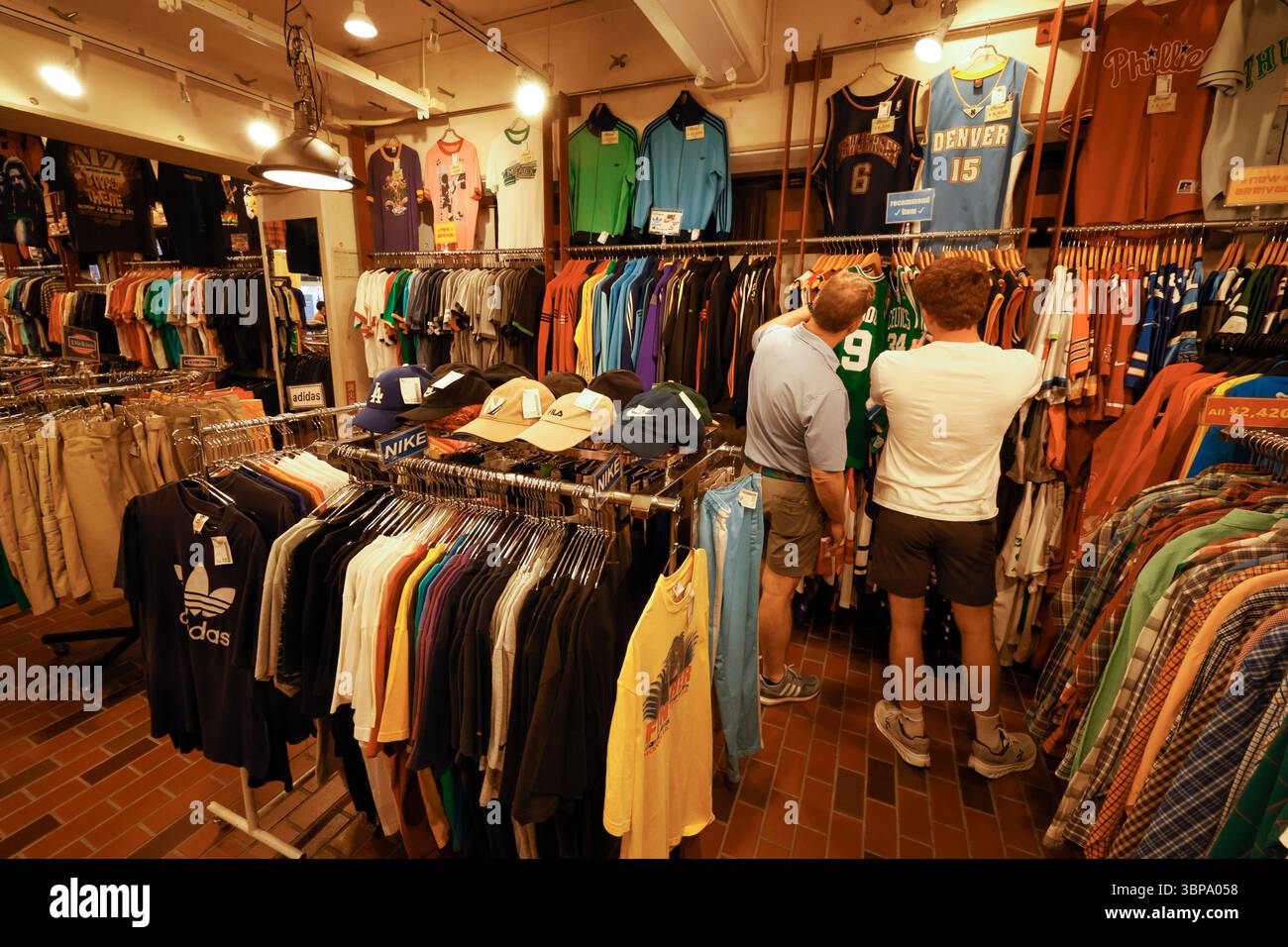 SHIMOKITAZAWA TOKYO ABBIGLIAMENTO DI SECONDA MANO PARADISE Foto Stock