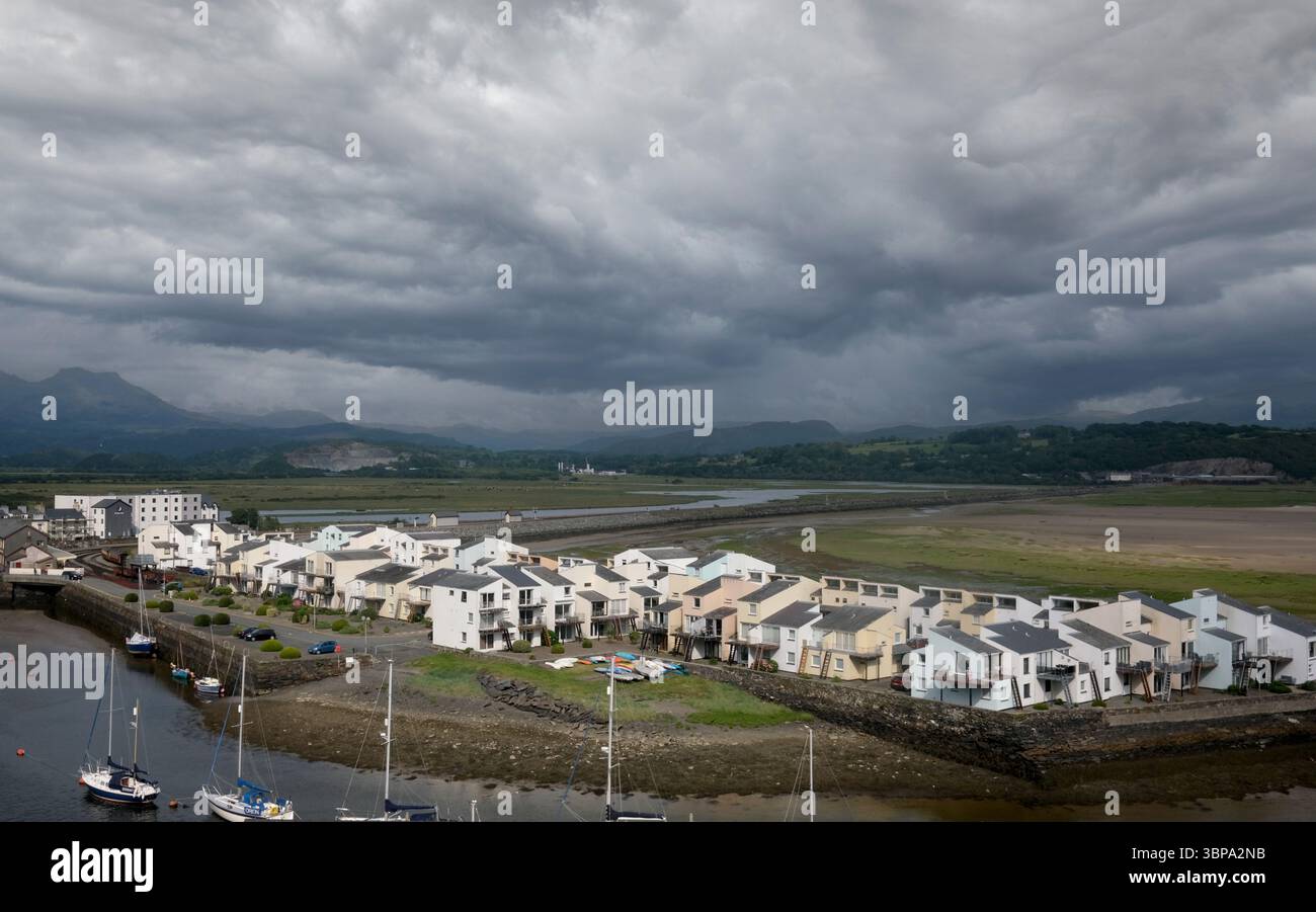 Nuvole scure che si radunano per i proprietari di seconde case in Galles. Appartamenti duplex a pochi isolati a South Snowdon Wharf, Porthmadog, Galles. Foto Stock