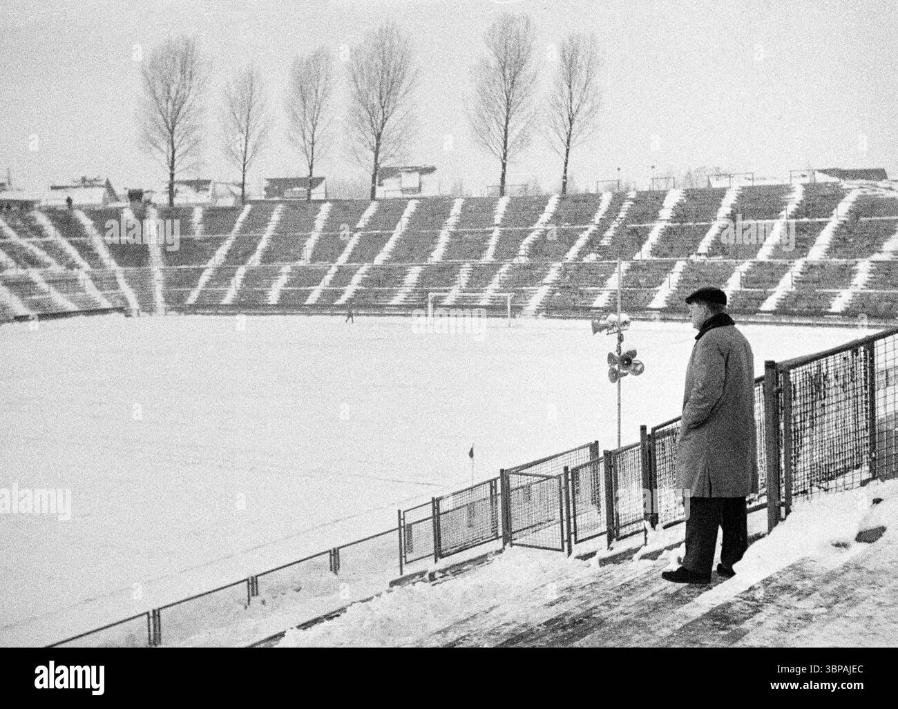 Anni sessanta, sport, calcio, amichevole, 27.12.1964, stadio Boekelberg di Moenchengladbach, Borussia Moenchengladbach vs. 1. FC Cologne 4-1, stadio vuoto prima del calcio d'inizio, neve, neve e ghiaccio sul campo da gioco e sulle terrazze dei visitatori Foto Stock