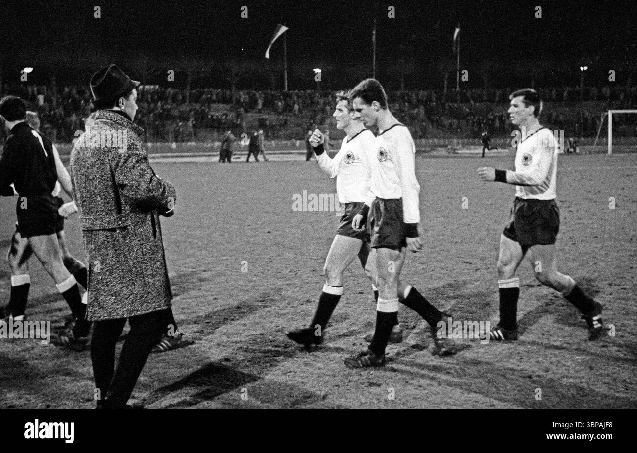 Sessant'anni, sport, calcio, partita internazionale, 1965, 16.02.1965, provino, test match, Wedau Stadium di Duisburg, Germania contro FC Chelsea London 0-1, fine della partita, i giocatori lasciano il parco giochi, tra cui Andreas Andi Brehme (DEU), Franz Beckenbauer (DEU), Josef Sepp Piontek (DEU) Foto Stock