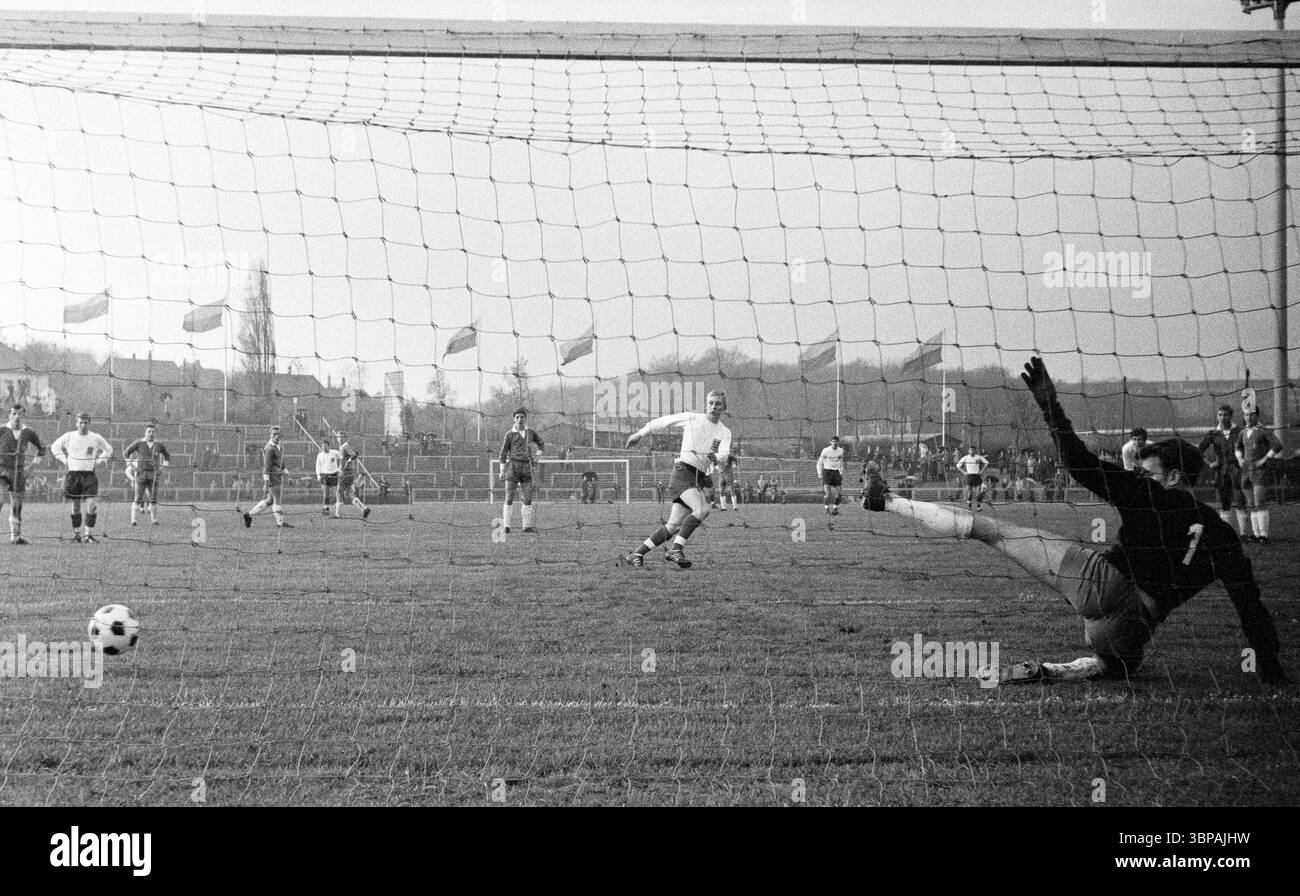 Sessant'anni, sport, calcio, torneo internazionale di classe giovanile UEFA 1965, 25.04.1965, finale, Repubblica Democratica tedesca RDT vs. Inghilterra 3-2, Gruga Stadium di Essen, scena della partita, l'Inghilterra segna un gol di rigore contro il portiere Juergen Croy (RDT) Foto Stock