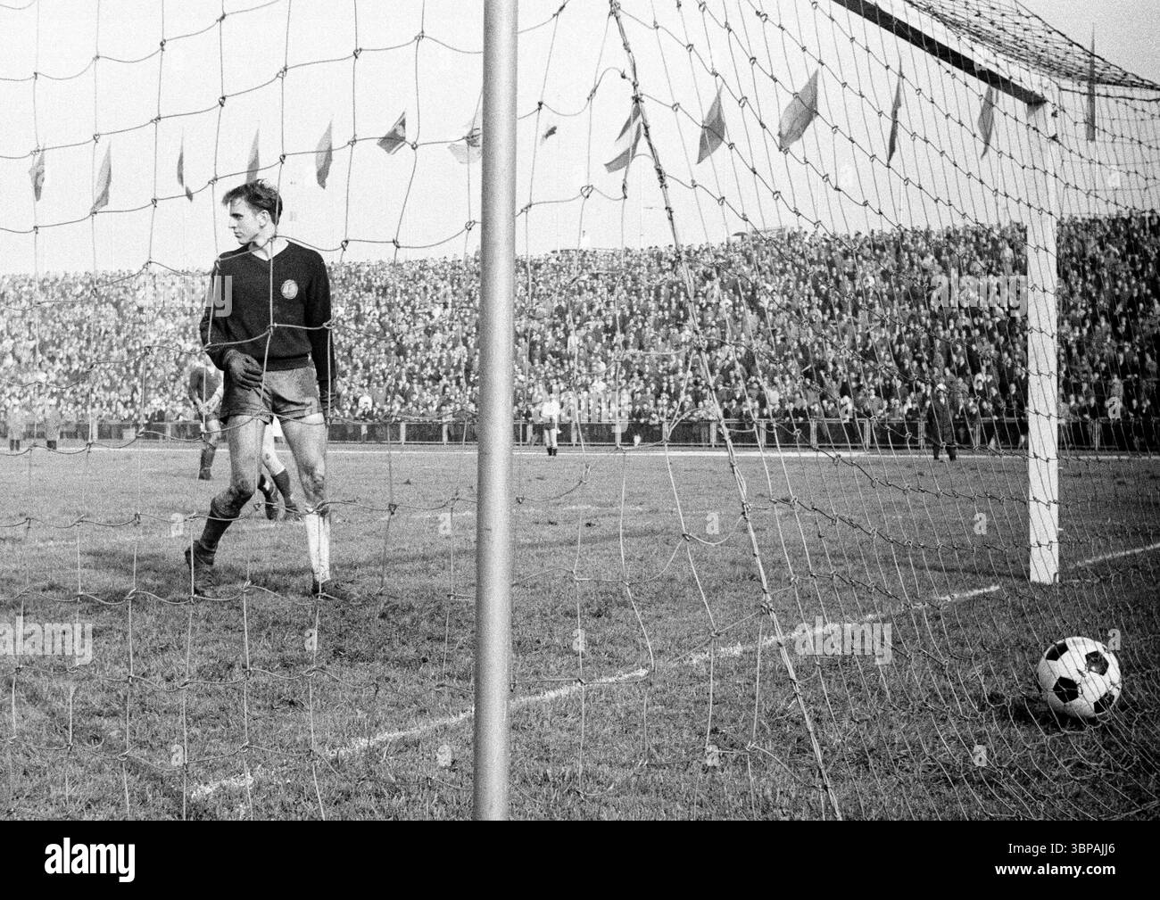 Sessant'anni, sport, calcio, torneo internazionale di classe giovanile UEFA 1965, 25.04.1965, finale, Repubblica Democratica tedesca RDT vs. Inghilterra 3-2, Gruga Stadium di Essen, porta in Inghilterra, portiere Juergen Croy (RDT) sceglie la palla dalla rete Foto Stock