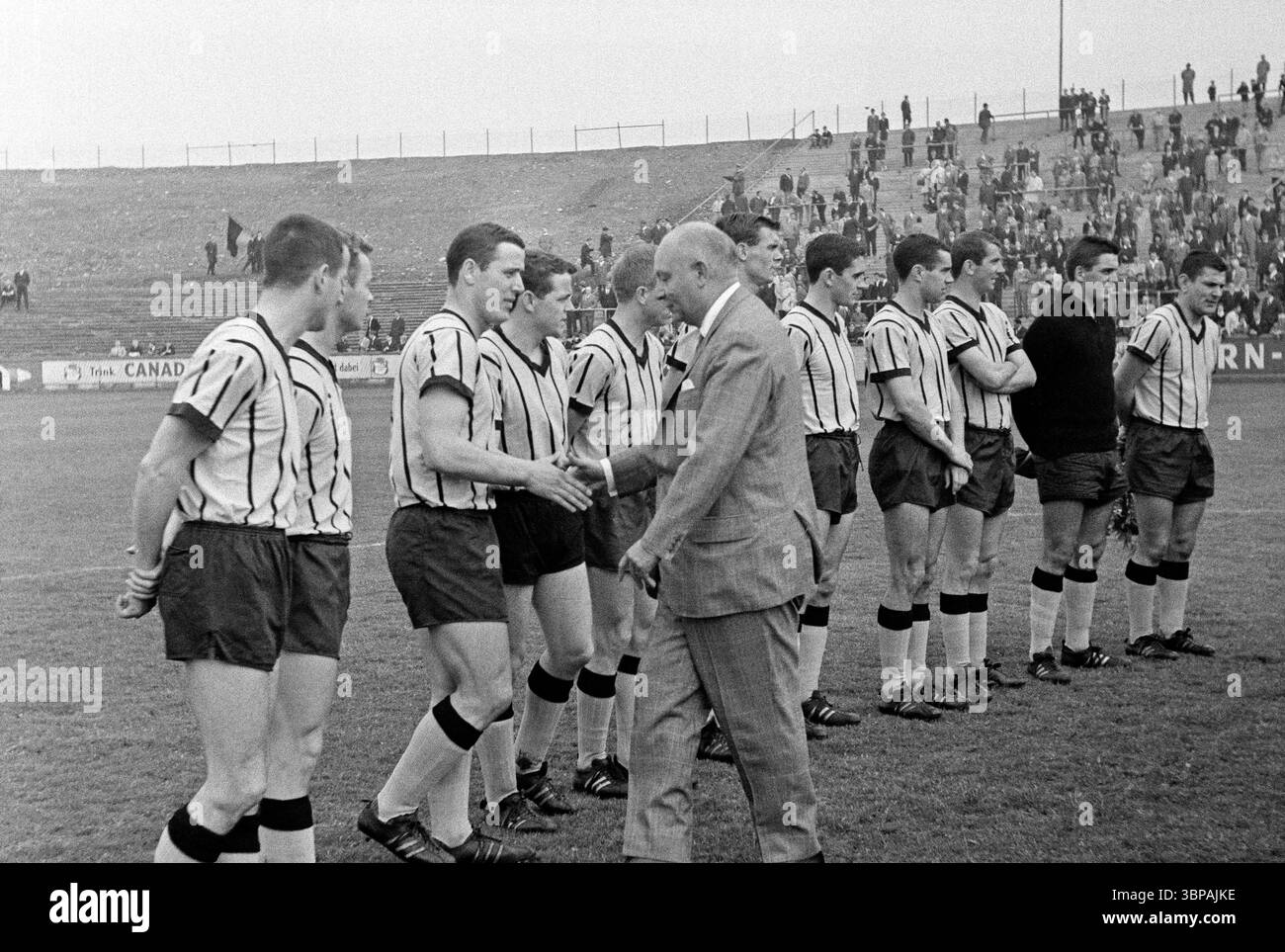 Sessant'anni, sport, calcio, Regionalliga West, 1964/1965, 16.05.1965, ETB Schwarz-Weiss Essen vs. Alemannia Aachen 2-2, Stadium Uhlenkrug di Essen, congratulazioni ai secondi classificati di Alemannia Aachen, F.l.t.r. Herbert Krisp, Alfred Glenski, Josef Martinelli, Herbert Gronen, Werner Nievelstein, un funzionario, Erwin Hermandung, Willi Krieger, Josef Thelen, Rainer Schoenwaelder, portiere Gerhard Prokop, capitano della squadra Christian Breuer Foto Stock