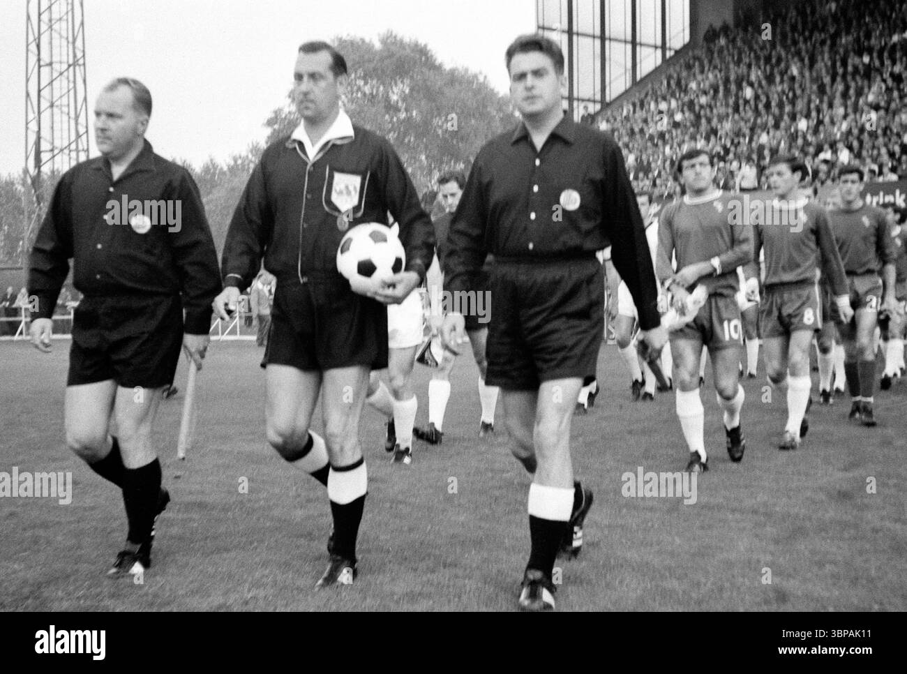 Sessant'anni, sport, calcio, partita internazionale, 1965, Stadium an der Hafenstrasse di Essen, 17.08.1965, Germania vs. FC Chelsea London 3-2, i funzionari delle partite portano entrambe le squadre al parco giochi Foto Stock