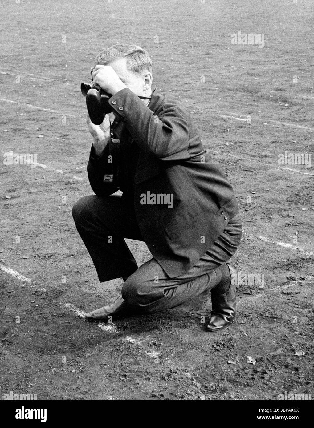 Sessant'anni, sport aziendali, calcio, GHH Gutehoffnungshuette vs. AEG Allgemeine Elektricitaets-Gesellschaft 5-0, 02.10.1965, Volkspark Stadium Sterkrade, Oberhausen, Oberhausen-Sterkrade, zona della Ruhr, Renania settentrionale-Vestfalia, NRW, visitatori allo stadio, un giovane con una macchina fotografica scatta foto ricordo Foto Stock