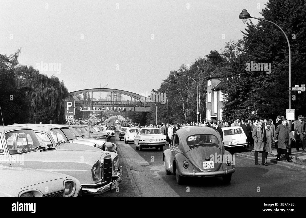 Sessant'anni, sport, calcio, Regionalliga West, 1965/1966, ETB Schwarz-Weiss Essen vs. Rot-Weiss Essen 1-2, Stadium am Uhlenkrug in Essen, 17.10.1965, traffico, auto e visitatori sulla strada per lo stadio Foto Stock