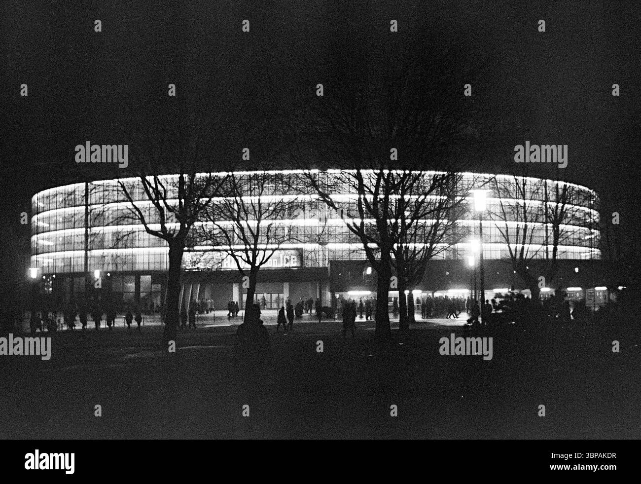 Sessanta, 04.12.1965, Germania, Dortmund, regione della Ruhr, Vestfalia, Renania settentrionale-Vestfalia, NRW, fotografia notturna, Westfalenhallen Dortmund, Westfalenhalle, Halls of Westphalia, centro esposizioni, centro conferenze, centro multifunzionale, poster pubblicitario che indica l'evento "Holiday on Ice" Foto Stock