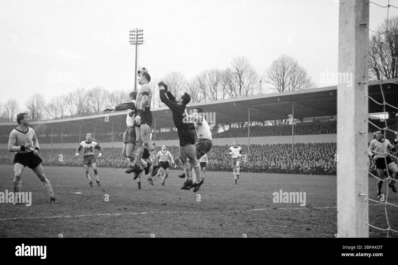 Anni sessanta, sport, calcio, Bundesliga, 1965/1966, stadio Rote Erde di Dortmund, Borussia Dortmund vs. SV Werder Brema 2-1, 04.12.1965, scena della partita, box di rigore, Wolfgang Paul (BVB) 4.f.l. cears by header, portiere Hans Tilkowski (BVB) 6.f.l. cerca di intervenire Foto Stock Anni sessanta, sport, calcio, Bundesliga, 1965/1966, stadio Rote Erde di Dortmund, Borussia Dortmund vs. SV Werder Brema 2-1, 04.12.1965, scena della partita, box di rigore, Wolfgang Paul (BVB) 4.f.l. cears by header, portiere Hans Tilkowski (BVB) 6.f.l. cerca di intervenire Foto Stock