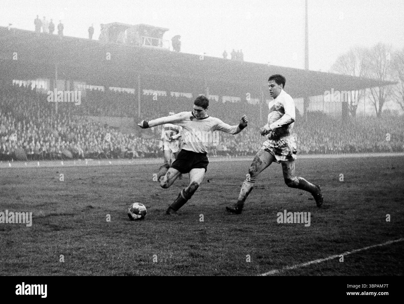 Anni sessanta, sport, calcio, Bundesliga, 1965/1966, BVB Borussia Dortmund vs. VfB Stuttgart 4-0, 16.04.1966, Stadio Rote Erde di Dortmund, scena della partita, Rudolf Rudi Assauer (BVB) centra al box di rigore, Helmut Huttary destro (VfB) Foto Stock Anni sessanta, sport, calcio, Bundesliga, 1965/1966, BVB Borussia Dortmund vs. VfB Stuttgart 4-0, 16.04.1966, Stadio Rote Erde di Dortmund, scena della partita, Rudolf Rudi Assauer (BVB) centra al box di rigore, Helmut Huttary destro (VfB) Foto Stock