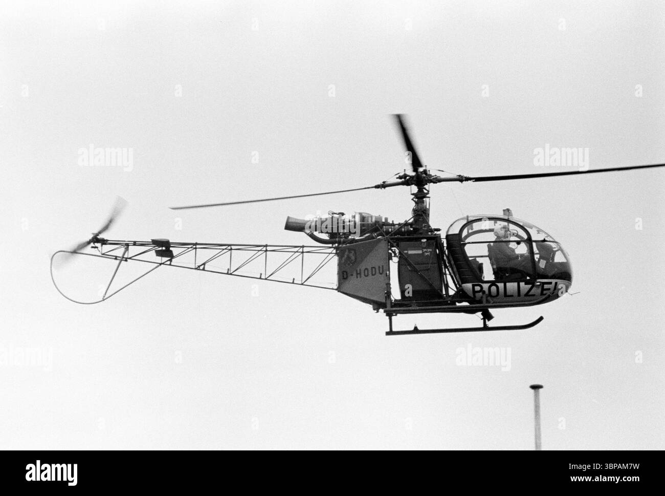 Anni sessanta, sport, calcio, Bundesliga, 1965/1966, Meidericher SV vs. BVB Borussia Dortmund 2-1, 23.04.1966, Hazard match, elicottero della polizia sopra l'affollato stadio Wedau di Duisburg Foto Stock