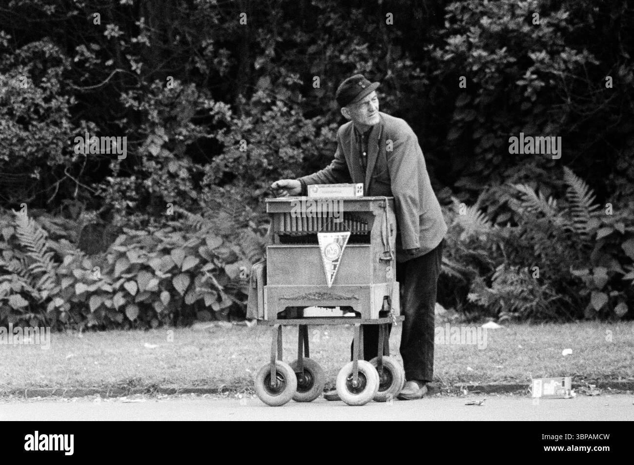 Sessanta, 21.05.1966, cultura, musica, un anziano con un cappello si trova accanto ad un organo a botte lungo la strada, di età compresa tra 70 e 75 anni, Germania, Renania settentrionale-Vestfalia, regione della Ruhr NRW, Dortmund, sta aspettando delle monete dai visitatori in pista per il vicino stadio di calcio Rote Erde per visitare la partita di calcio della Bundesliga BVB Borussia Dortmund vs. TSV 1860 Muenchen Foto Stock